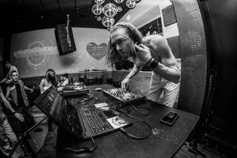 «Что вообще делают диджеи?»: DJ HURVINEK о творчестве и современной музыке
