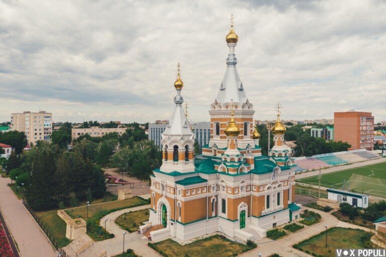 Золотые купола над седым Уралом